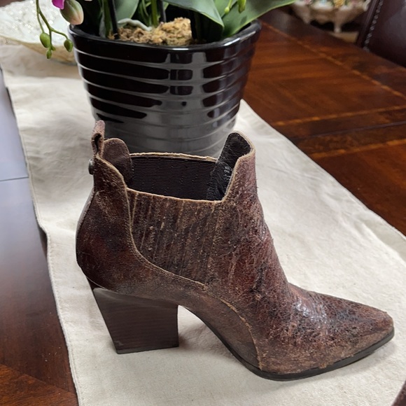 DONALD J PLINER Ankle Boots - Picture 7 of 7